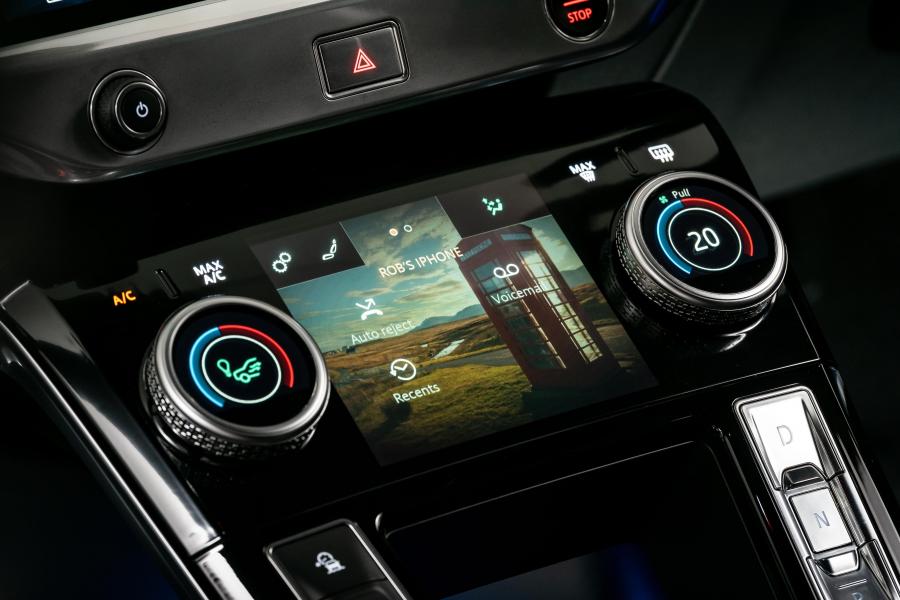 Детали интерьера Jaguar I-Pace EV400 AWD HSE 2019 года  (ZA) (фото 15 из 47)